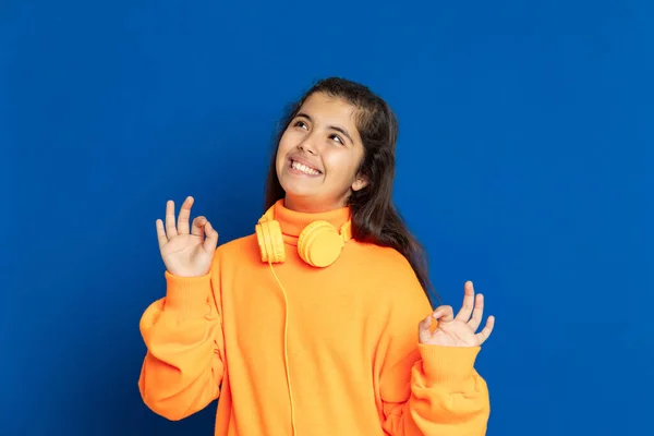 Adorable Fille Préadolescence Avec Maillot Jaune Sur Fond Bleu — Photo