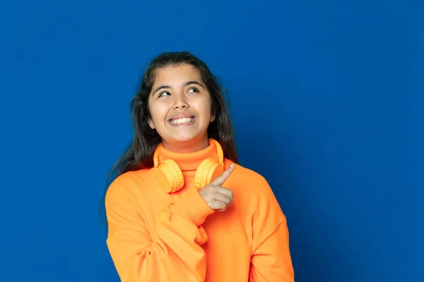 Schattig Mooi Meisje Met Gele Trui Een Blauwe Achtergrond — Stockfoto