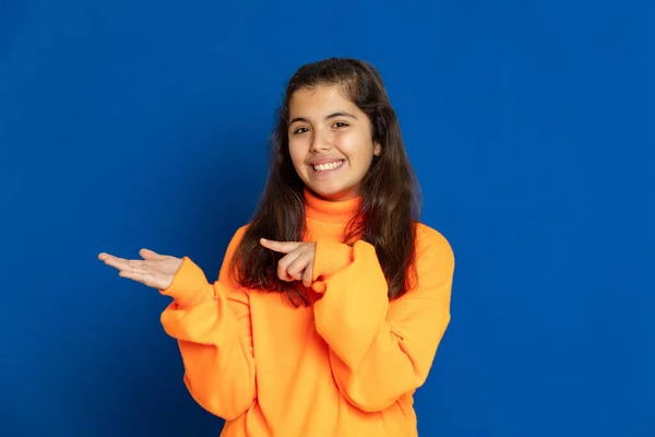 Adorável Menina Pré Adolescente Com Camisa Amarela Fundo Azul — Fotografia de Stock