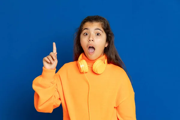 Liebenswertes Mädchen Mit Gelbem Trikot Auf Blauem Hintergrund — Stockfoto