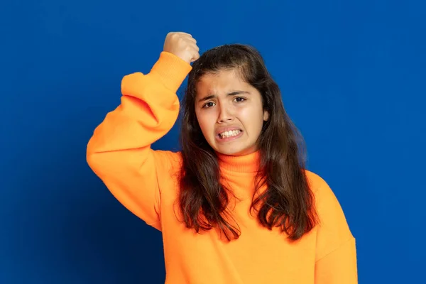 Liebenswertes Mädchen Mit Gelbem Trikot Auf Blauem Hintergrund — Stockfoto