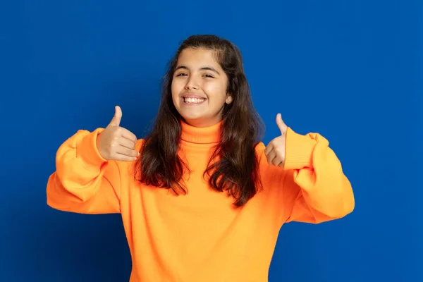 Schattig Mooi Meisje Met Gele Trui Een Blauwe Achtergrond — Stockfoto