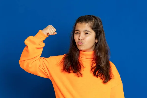 Adorable Fille Préadolescence Avec Maillot Jaune Sur Fond Bleu — Photo