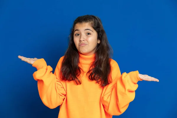 Schattig Mooi Meisje Met Gele Trui Een Blauwe Achtergrond — Stockfoto