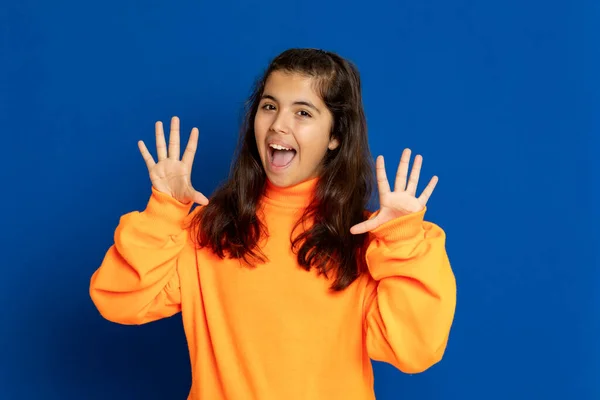 Adorable Niña Preadolescente Con Jersey Amarillo Sobre Fondo Azul —  Fotos de Stock