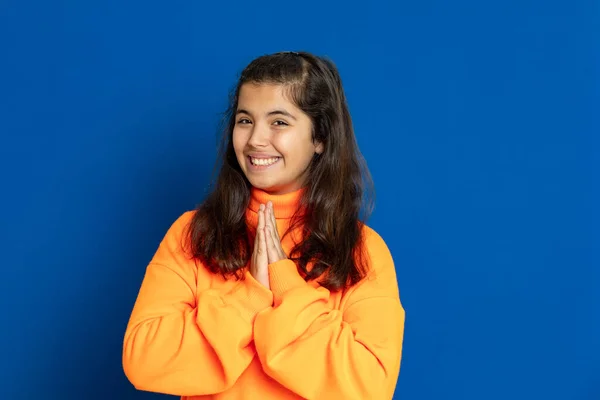 Adorable Niña Preadolescente Con Jersey Amarillo Sobre Fondo Azul —  Fotos de Stock