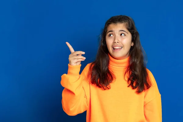 Liebenswertes Mädchen Mit Gelbem Trikot Auf Blauem Hintergrund — Stockfoto