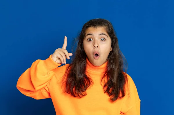 Adorabile Preteen Ragazza Con Jersey Giallo Uno Sfondo Blu — Foto Stock