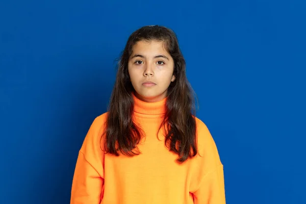 Adorable Fille Préadolescence Avec Maillot Jaune Sur Fond Bleu — Photo