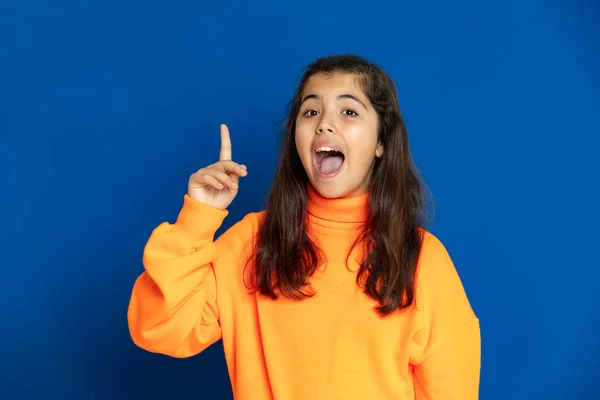 Schattig Mooi Meisje Met Gele Trui Een Blauwe Achtergrond — Stockfoto