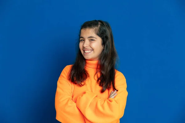 Adorable Niña Preadolescente Con Jersey Amarillo Sobre Fondo Azul —  Fotos de Stock