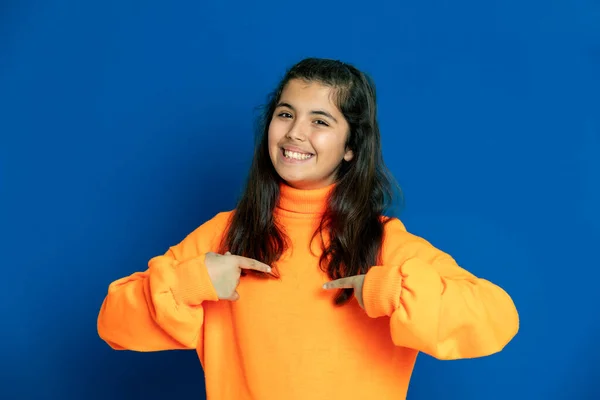 Adorável Menina Pré Adolescente Com Camisa Amarela Fundo Azul — Fotografia de Stock