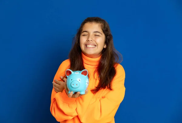 Adorabile Preteen Ragazza Con Jersey Giallo Uno Sfondo Blu — Foto Stock