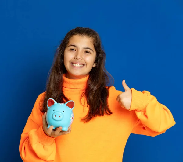 Liebenswertes Mädchen Mit Gelbem Trikot Auf Blauem Hintergrund — Stockfoto