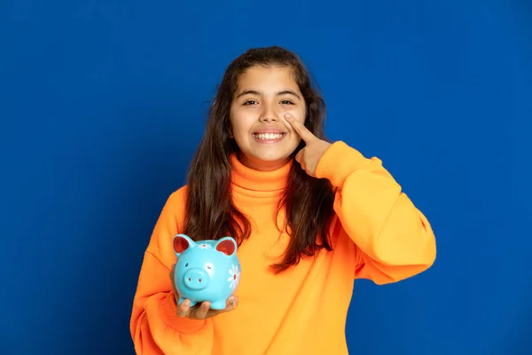 Adorabile Preteen Ragazza Con Jersey Giallo Uno Sfondo Blu — Foto Stock