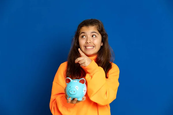 Adorável Menina Pré Adolescente Com Camisa Amarela Fundo Azul — Fotografia de Stock