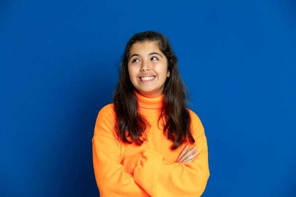 Schattig Mooi Meisje Met Gele Trui Een Blauwe Achtergrond — Stockfoto