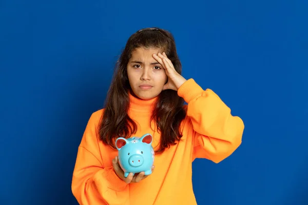 Adorável Menina Pré Adolescente Com Camisa Amarela Fundo Azul — Fotografia de Stock