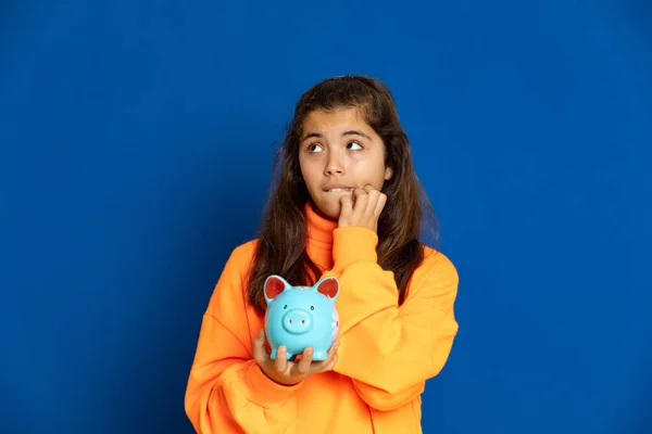 Adorabile Preteen Ragazza Con Jersey Giallo Uno Sfondo Blu — Foto Stock