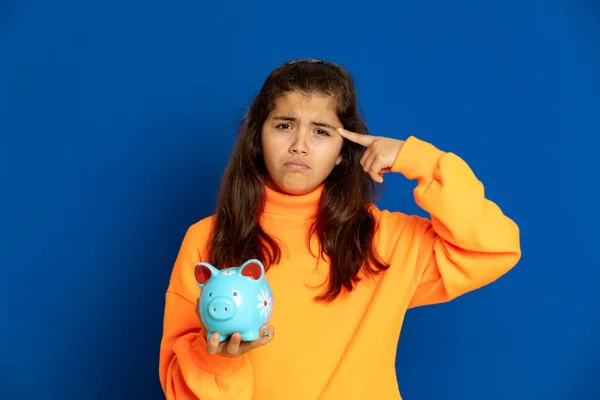 Adorável Menina Pré Adolescente Com Camisa Amarela Fundo Azul — Fotografia de Stock