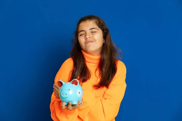 Adorável Menina Pré Adolescente Com Camisa Amarela Fundo Azul — Fotografia de Stock