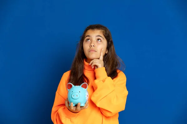 Adorabile Preteen Ragazza Con Jersey Giallo Uno Sfondo Blu — Foto Stock