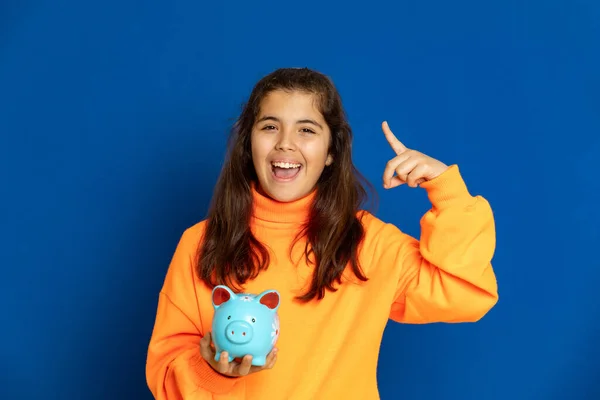 Adorável Menina Pré Adolescente Com Camisa Amarela Fundo Azul — Fotografia de Stock