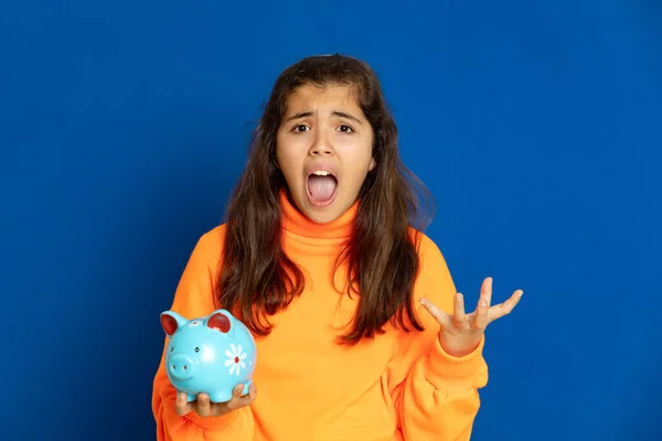 Adorable Niña Preadolescente Con Jersey Amarillo Sobre Fondo Azul —  Fotos de Stock