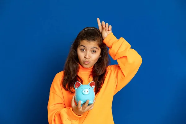 Adorável Menina Pré Adolescente Com Camisa Amarela Fundo Azul — Fotografia de Stock