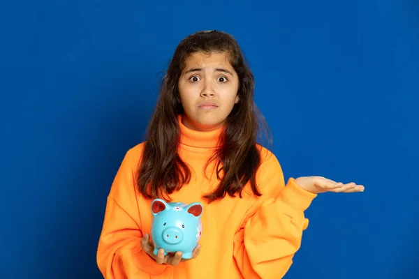 Adorable Niña Preadolescente Con Jersey Amarillo Sobre Fondo Azul —  Fotos de Stock