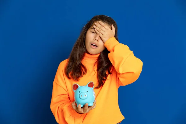 Adorável Menina Pré Adolescente Com Camisa Amarela Fundo Azul — Fotografia de Stock