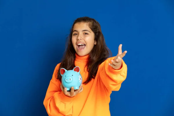 Adorável Menina Pré Adolescente Com Camisa Amarela Fundo Azul — Fotografia de Stock