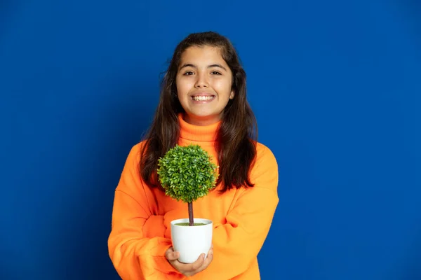 Adorável Menina Pré Adolescente Com Camisa Amarela Fundo Azul — Fotografia de Stock