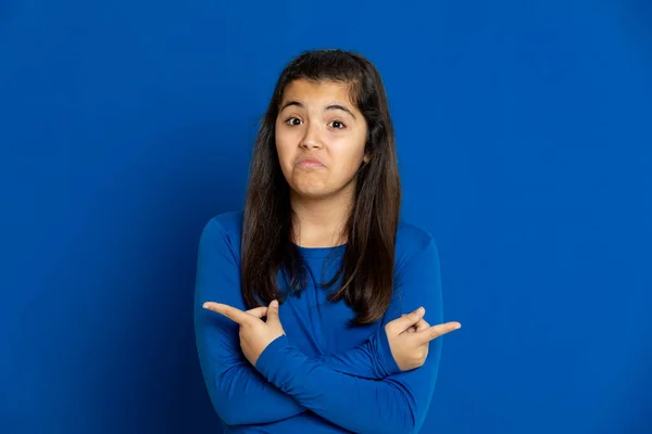 Adorável Menina Pré Adolescente Fundo Azul — Fotografia de Stock