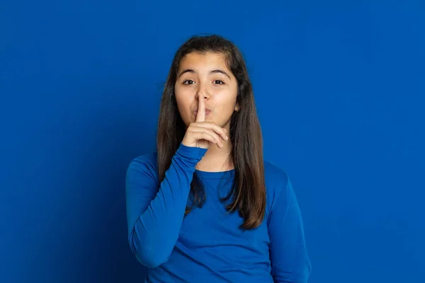 Mavi Arka Planda Sevimli Bir Genç Kız — Stok fotoğraf