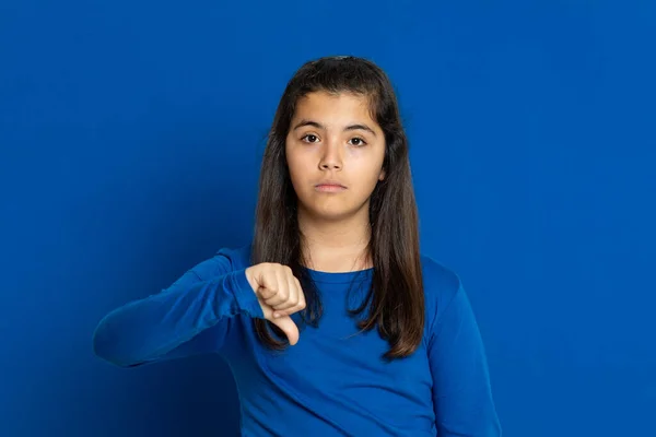 Adorable Niña Preadolescente Sobre Fondo Azul —  Fotos de Stock