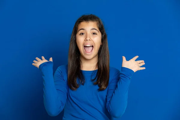 Adorável Menina Pré Adolescente Fundo Azul — Fotografia de Stock