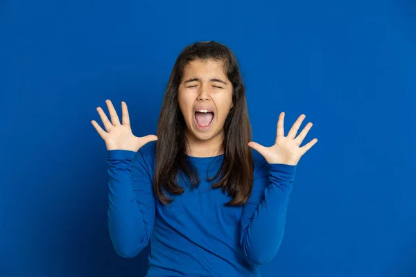 Adorável Menina Pré Adolescente Fundo Azul — Fotografia de Stock