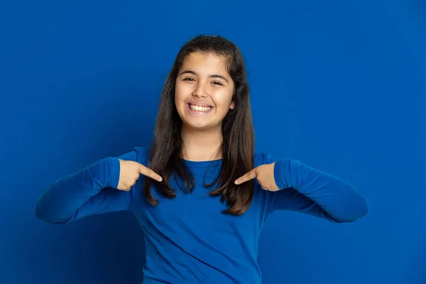 Adorável Menina Pré Adolescente Fundo Azul — Fotografia de Stock