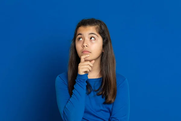 Adorável Menina Pré Adolescente Fundo Azul — Fotografia de Stock