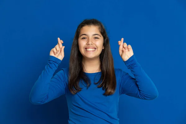 Adorável Menina Pré Adolescente Fundo Azul — Fotografia de Stock