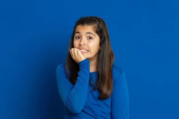 Adorável Menina Pré Adolescente Fundo Azul — Fotografia de Stock