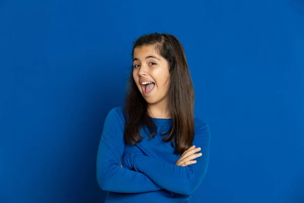 Adorável Menina Pré Adolescente Fundo Azul — Fotografia de Stock