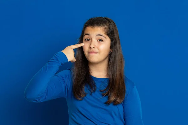 Morena Jovem Mulher Vestindo Uma Camiseta Amarela Fundo Azul — Fotografia de Stock