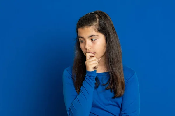 Schattig Tiener Meisje Een Blauwe Achtergrond — Stockfoto