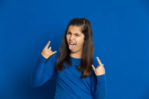Brunette Jonge Vrouw Draagt Een Geel Shirt Een Blauwe Achtergrond — Stockfoto