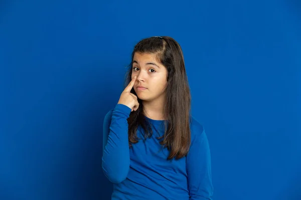 Morena Jovem Mulher Vestindo Uma Camiseta Amarela Fundo Azul — Fotografia de Stock