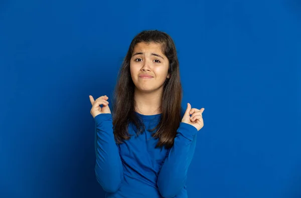 Brünette Junge Frau Mit Gelbem Shirt Auf Blauem Hintergrund — Stockfoto