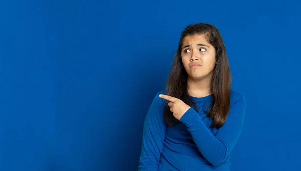 Mujer Joven Morena Con Una Camiseta Amarilla Sobre Fondo Azul —  Fotos de Stock