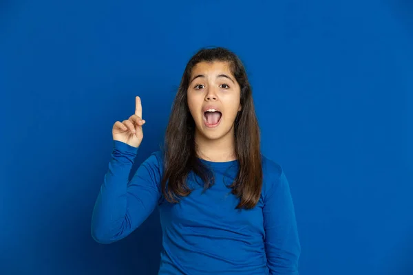 Brunett Ung Kvinna Bär Gul Shirt Blå Bakgrund — Stockfoto